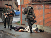 عکس‌نوشت/ لگد سرباز صرب به زن مسلمان تیر خورده 