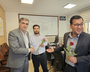 بمنـاسبت 11 اردیبهشت روز جهانی کار و کارگر  از پرسنل قرارداد کارگری مدیریت شهری با اهدای شاخه گل تقدیر شد