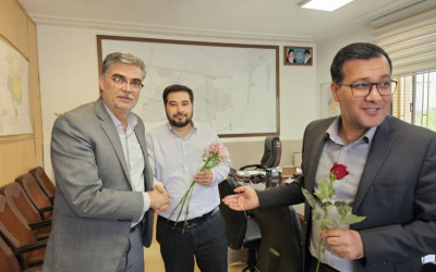 بمنـاسبت 11 اردیبهشت روز جهانی کار و کارگر  از پرسنل قرارداد کارگری مدیریت شهری با اهدای شاخه گل تقدیر شد 