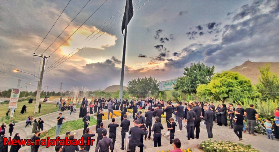  پرچم عزای سرور و سالار شهیدان به طور همزمان در سه مکان شهر نجف آباد برافراشته شد.