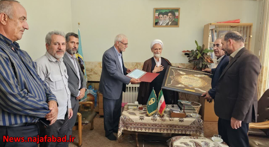 تجلیل از جایگاه نماز جمعه؛ دیدار شهردار و رییس و اعضای شورای اسلامی شهر نجف‌آباد با ائمه جمعه به مناسبت پنجم مرداد
