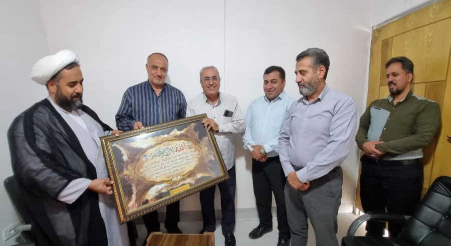 تجلیل شهرداری نجف‌آباد از امام جمعه یزدان‌شهر به مناسبت سالروز اقامه نخستین نماز جمعه پس از انقلاب